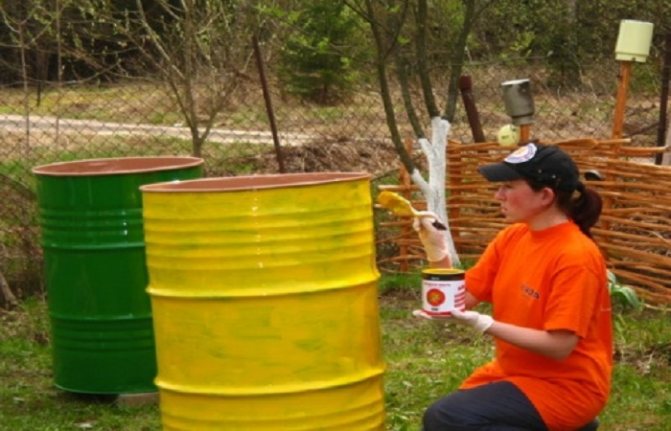 Как разукрасить бочку для воды на даче: поверхность нужно грунтовать