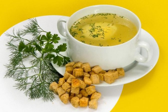 Куриный бульон с гренками
