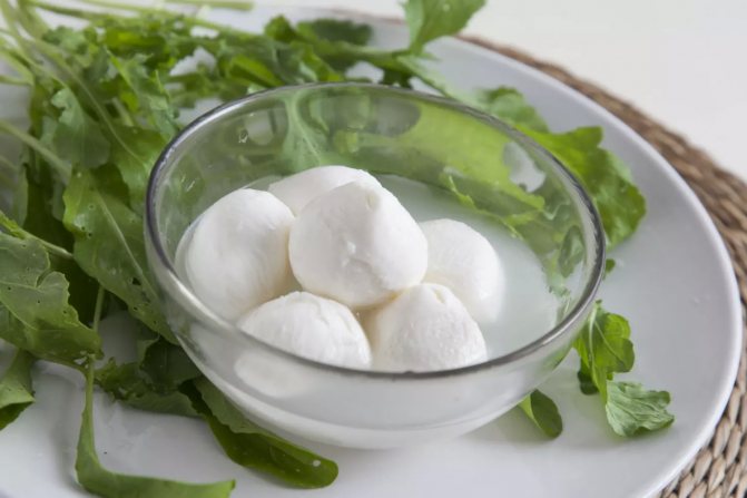 стеклянная мисочка с моцареллой в рассоле