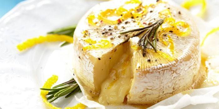 Сыр Камамбер с апельсиновой цедрой на тарелке