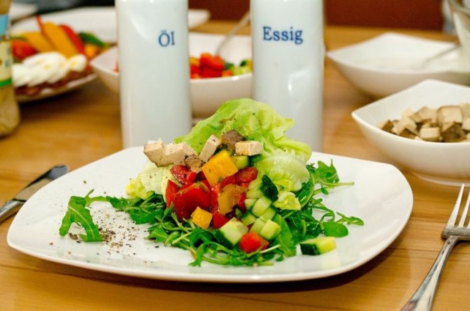 Веганский салат с тофу